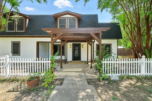 $784,900 | 1323 Dublin Street, Grapevine, TX 76051
