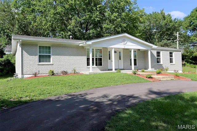 $379,900 | 7 Barbre Court, St. Louis, MO 63119