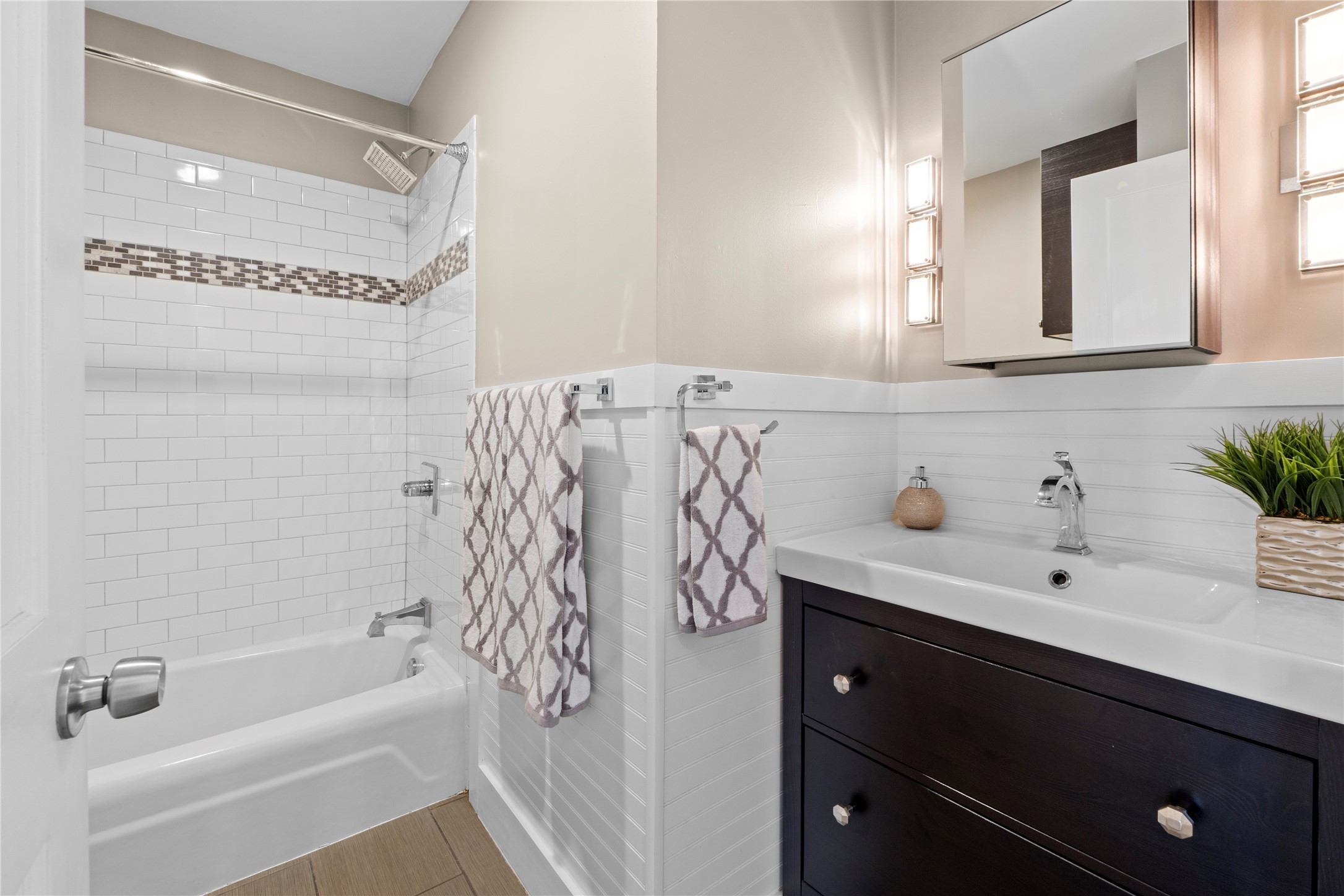 7803 Watson Street Austin, TX 78757 - Photo 22 of 30 Secondary bathroom with full size bathtub.
