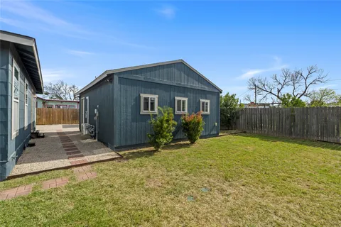 a view of a backyard