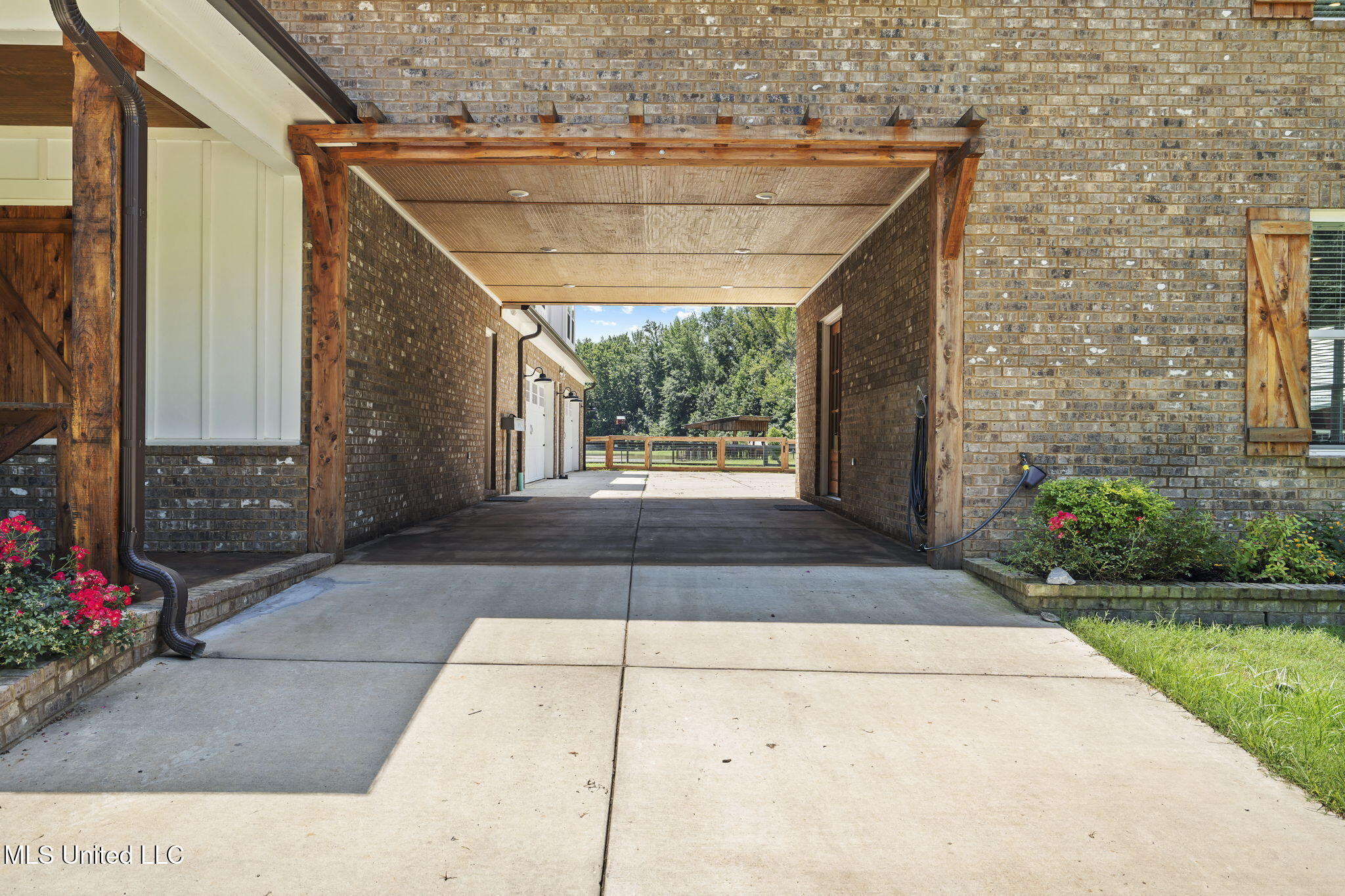 12097 Old Byhalia Road Byhalia, MS 38611 - Photo 15 of 85 drive through