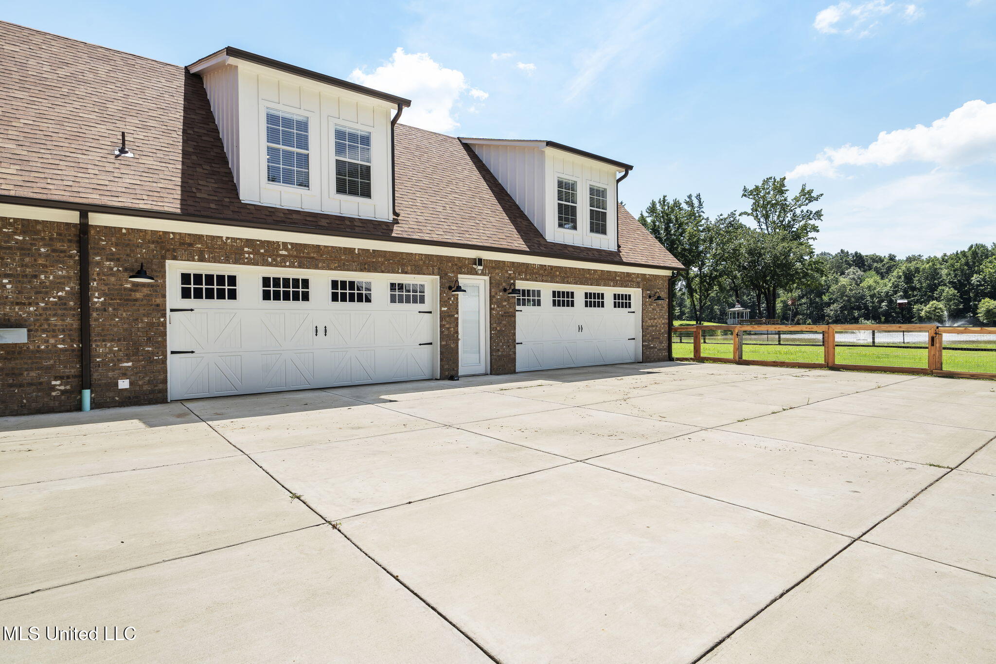 12097 Old Byhalia Road Byhalia, MS 38611 - Photo 17 of 85 4 car garage