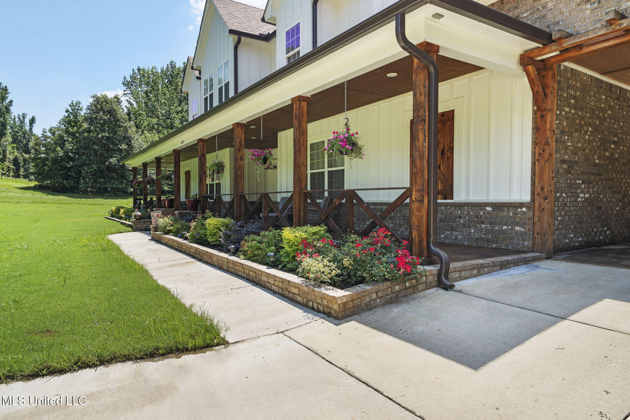 12097 Old Byhalia Road Byhalia, MS 38611 - Photo 18 of 85 Eastern cedar posts & trim
