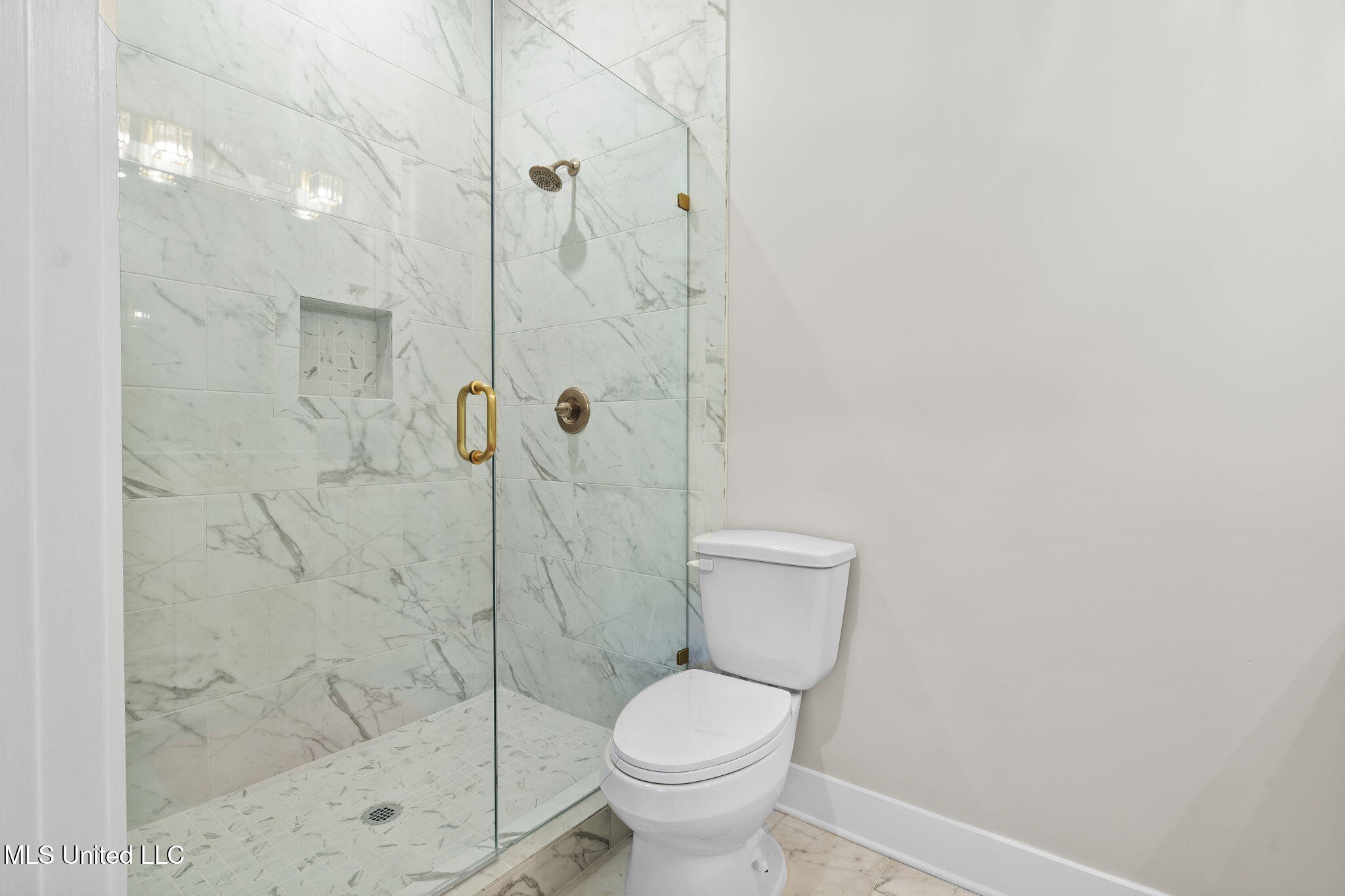 12097 Old Byhalia Road Byhalia, MS 38611 - Photo 39 of 85 down bedroom bath