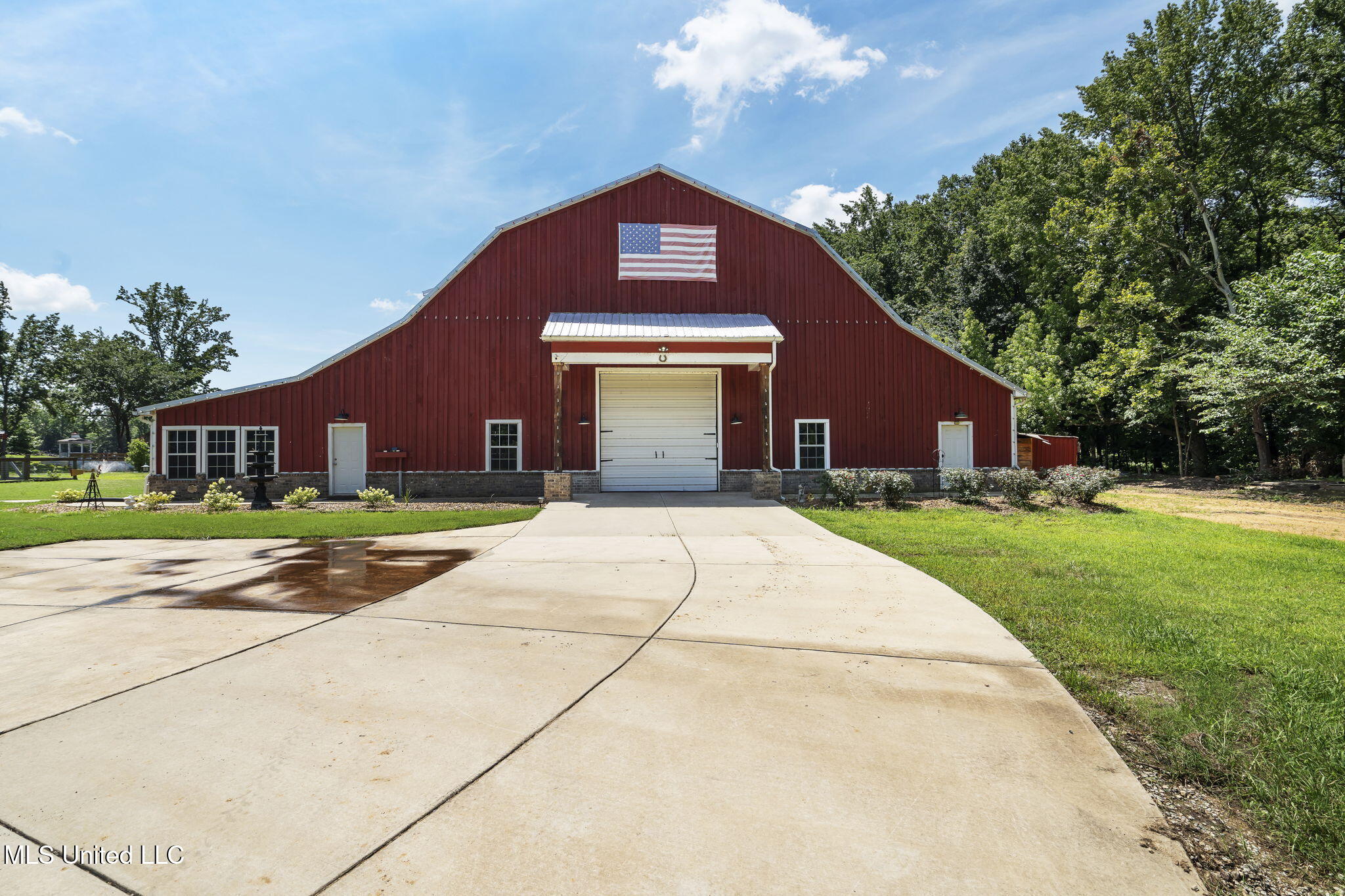 12097 Old Byhalia Road Byhalia, MS 38611 - Photo 59 of 85 front view barn