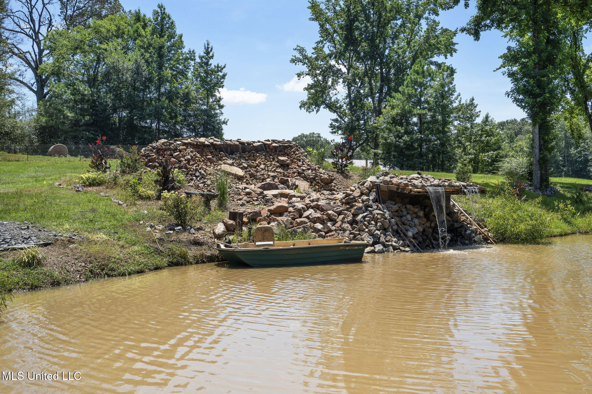 12097 Old Byhalia Road Byhalia, MS 38611 - Photo 75 of 85 pond waterfall