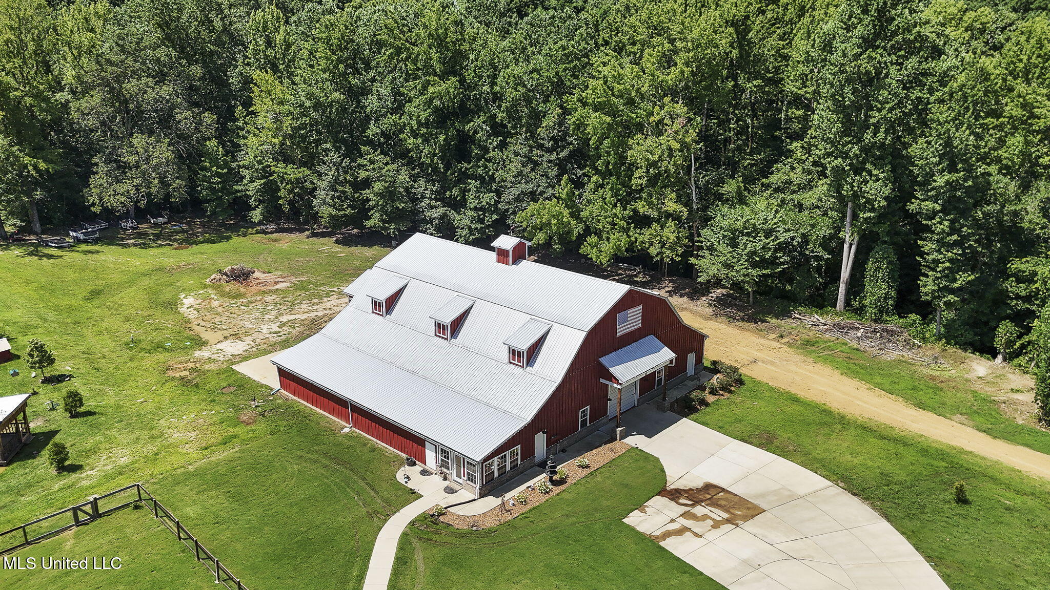 12097 Old Byhalia Road Byhalia, MS 38611 - Photo 84 of 85 side of barn