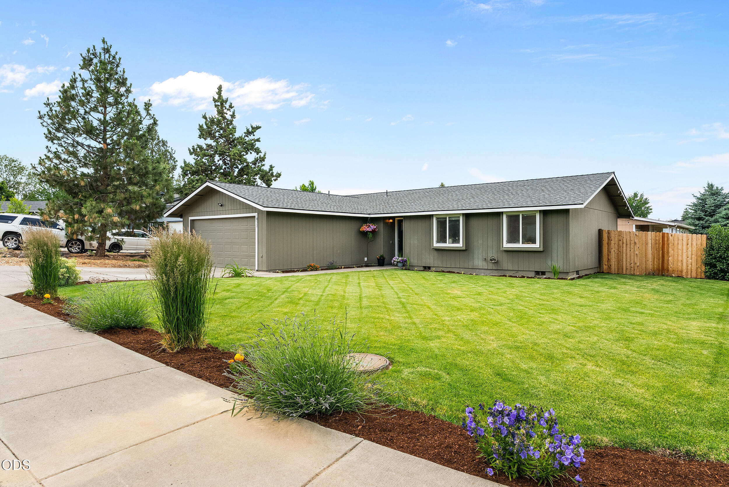 833 Northwest Maple Court Redmond, OR 97756 - Photo 2 of 44