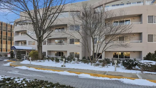 $3,550 | 100 Cutter Mill Road, Unit 4M, Great Neck, NY 11021