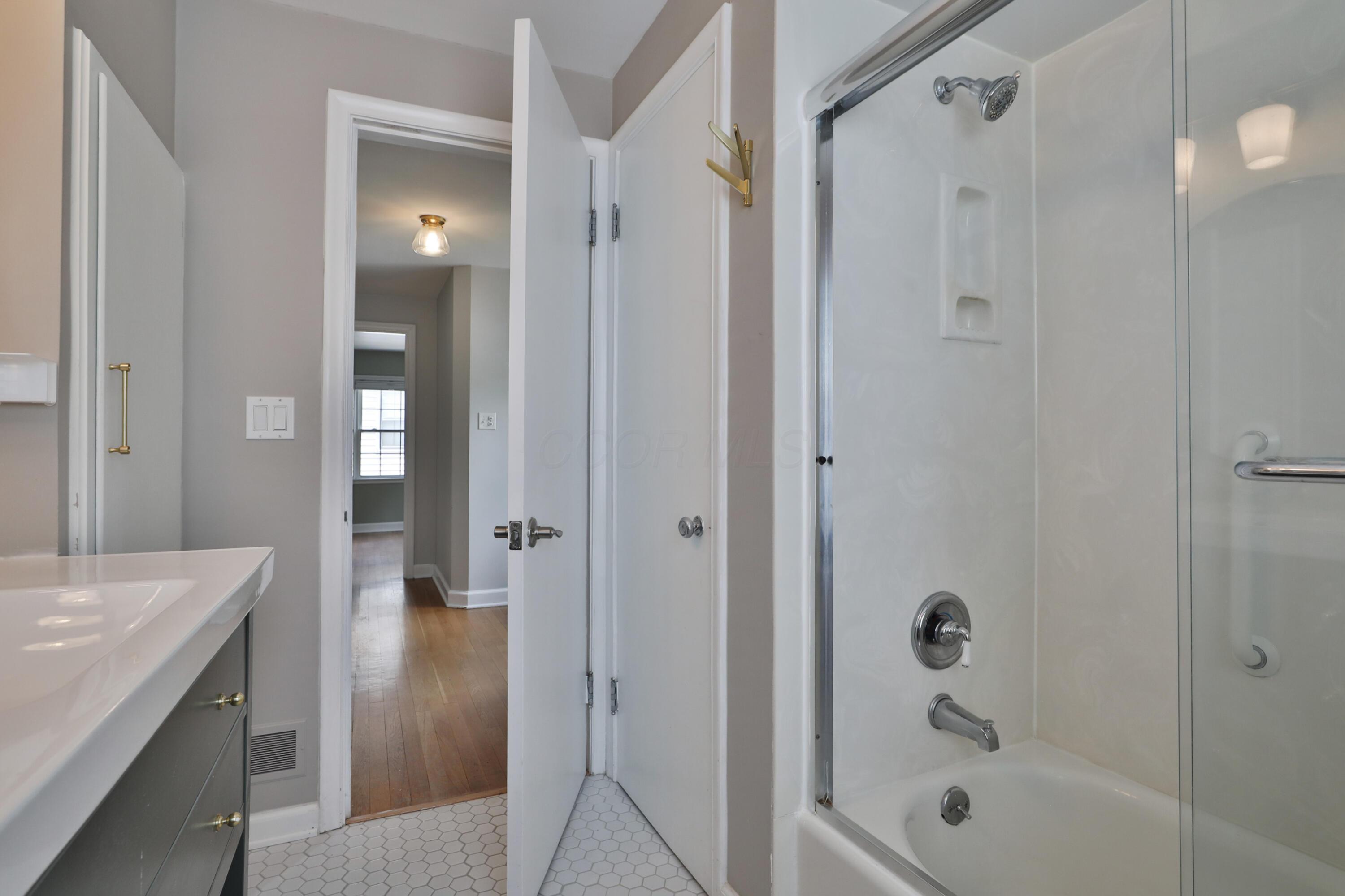 56 Aldrich Road Columbus, OH 43214 - Photo 24 of 50 Full Bath