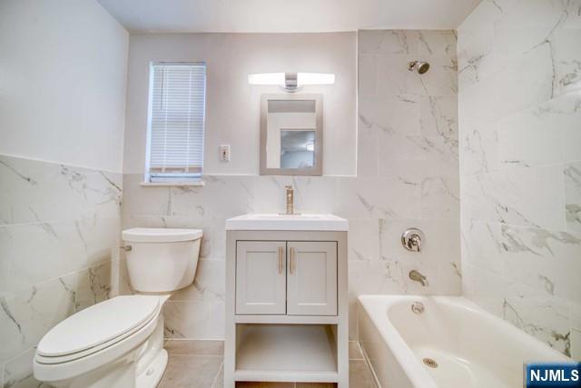23 Smith Court Closter, NJ 07624 - Photo 19 of 23 a bathroom with a toilet sink and bathtub