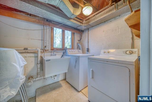 23 Smith Court Closter, NJ 07624 - Photo 20 of 23 a room with a washing machine