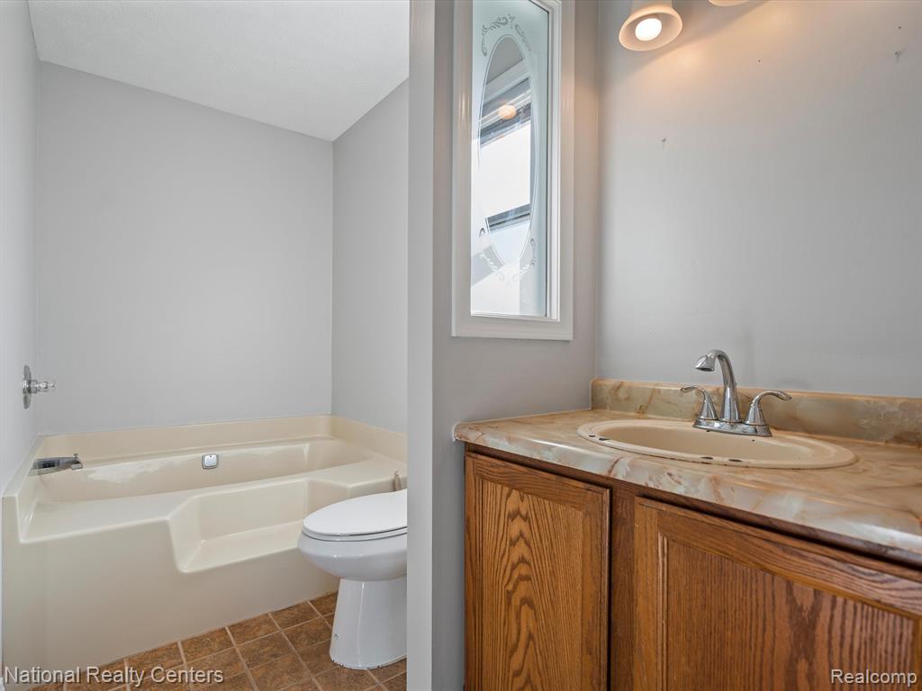 18319 Hickory Ridge Road Fenton, MI 48430 - Photo 17 of 25