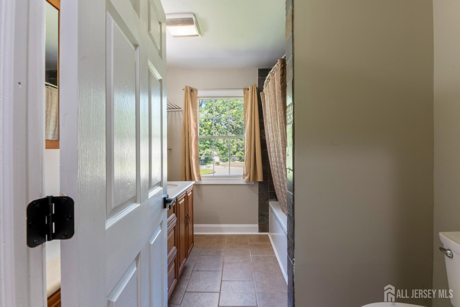 19 Bradford Road Edison, NJ 08820 - Photo 32 of 76 Gallery Image 32