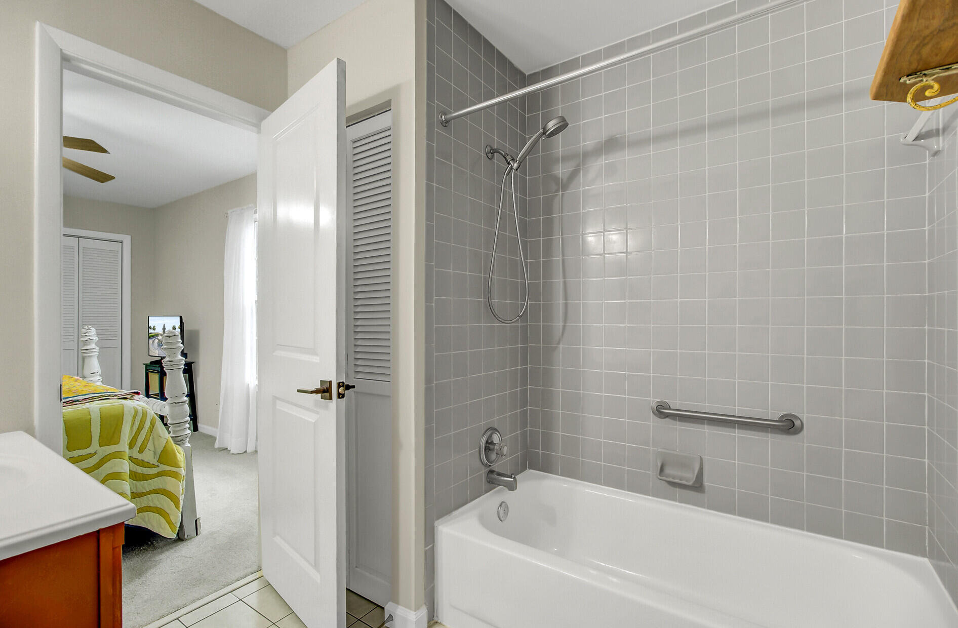 1130 Monaco Drive Mount Pleasant, SC 29464 - Photo 28 of 47 Second Bathroom Suite