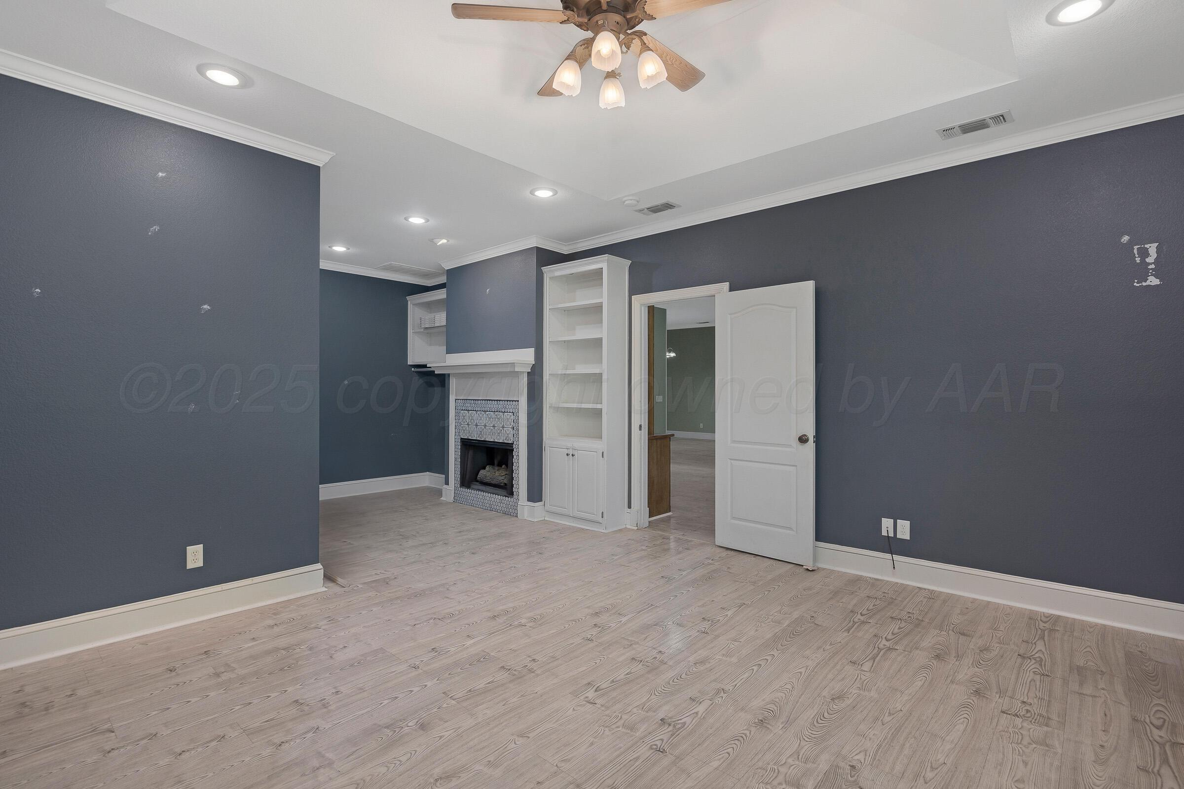 8211 Challenge Drive Amarillo, TX 79119 - Photo 15 of 31 an empty room with a cabinet and mirrors