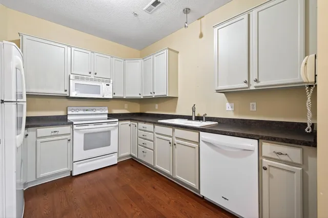 $309,900 | 1941 Ford Parkway, Unit 102, St. Paul, MN 55116