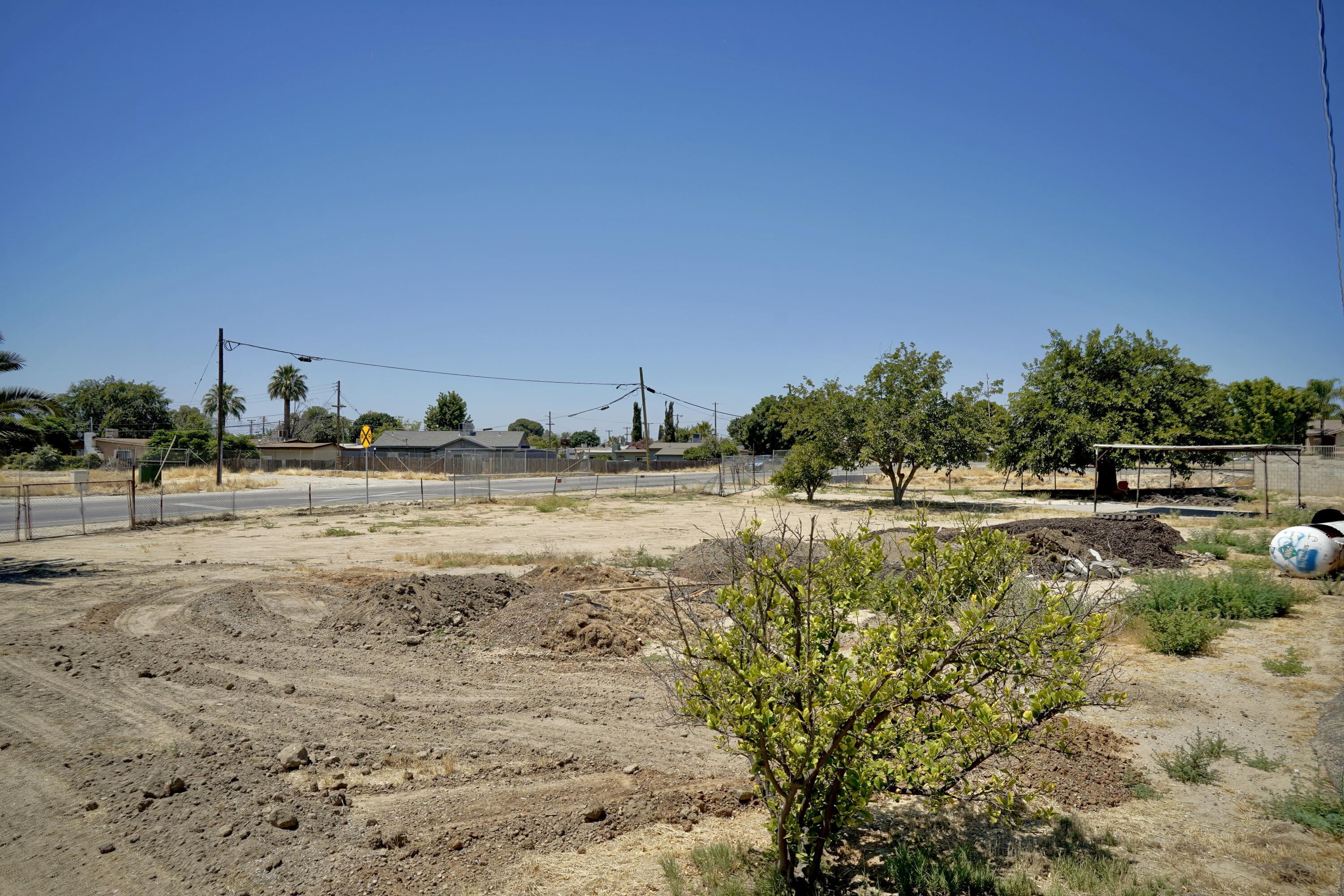 326 Wilson Road Bakersfield, CA 93307 - Photo 13 of 26 a view of a yard with an ocean view