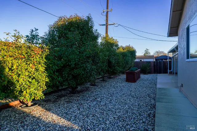 a view of a back yard