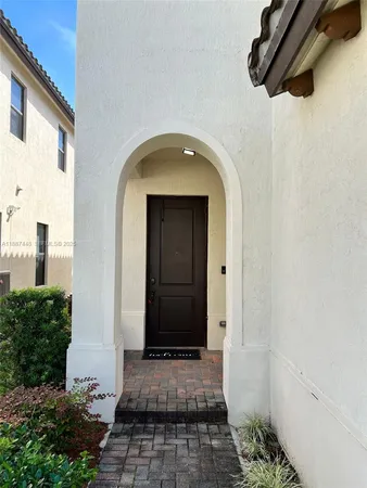 a view of entryway with yard