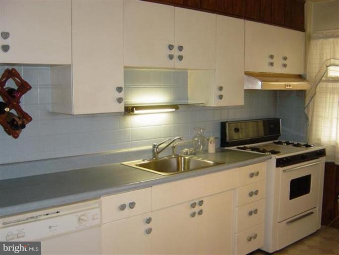 419 Lambeth Road Catonsville, MD 21228 - Photo 4 of 30 Kitchen