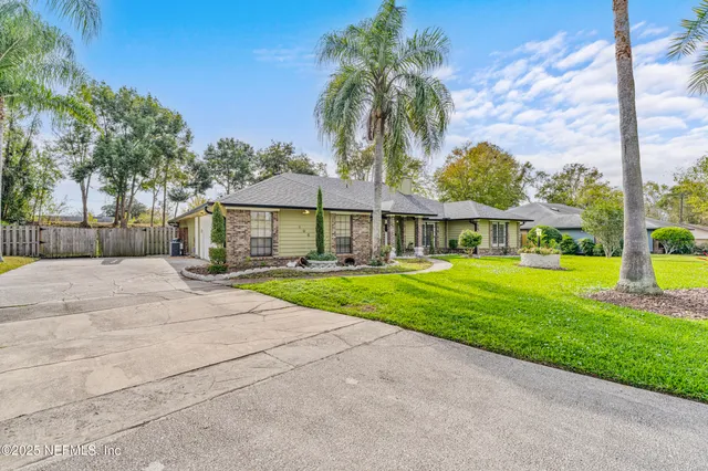 a view of entryway with furniture