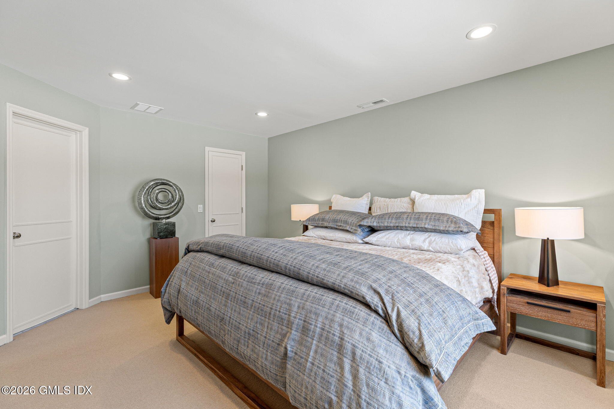 115 Top Gallant Road, Unit 6 Stamford, CT 06902 - Photo 10 of 18 a bedroom with a bed and a lamp on table