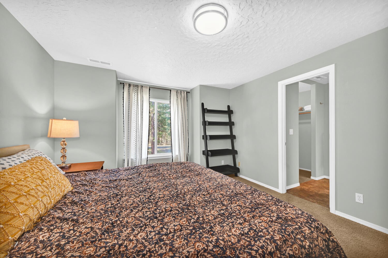 19198 Choctaw Road Bend, OR 97702 - Photo 25 of 45 Second Primary Suite with ensuite bath (bedroom #2)