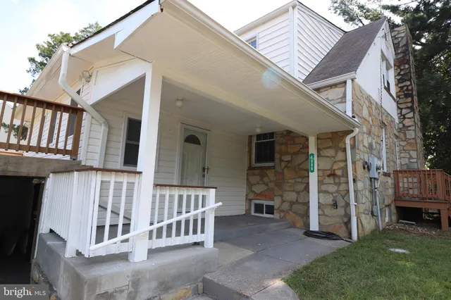 a view of a house with backyard and porch