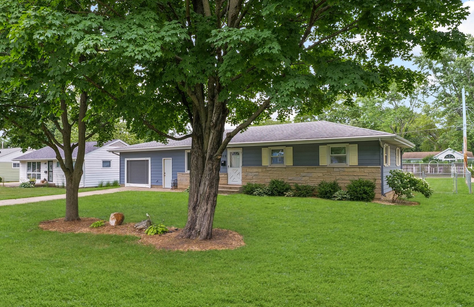 809 South Longview Road Monticello, IL 61856 - Photo 2 of 31 Gallery Image 2
