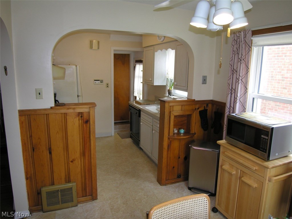 4162 Wilmington Road Cleveland, OH 44121 - Photo 7 of 27