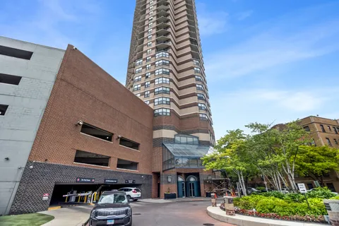 $269,000 | 3660 North Lake Shore Drive, Unit 507, Chicago, IL 60613