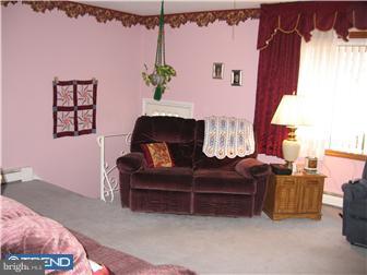 3237 Byberry Road Philadelphia, PA 19154 - Photo 5 of 12 Living Room