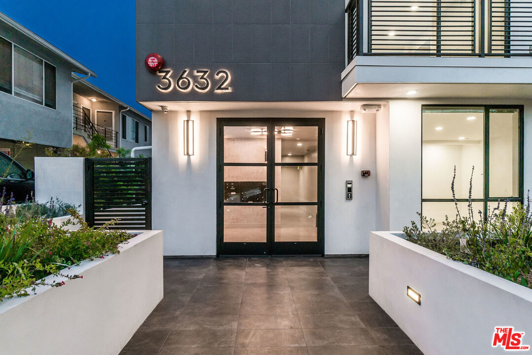3632 Keystone Avenue, Unit 302 Los Angeles, CA 90034 - Photo 16 of 38 a view of a room that has a large window