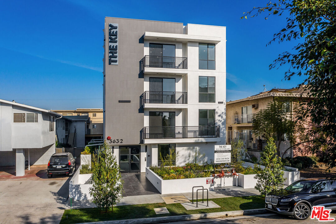 3632 Keystone Avenue, Unit 302 Los Angeles, CA 90034 - Photo 19 of 38 a front view of a building with street view