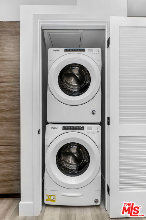 3632 Keystone Avenue, Unit 302 Los Angeles, CA 90034 - Photo 23 of 38 a utility room with dryer and washer