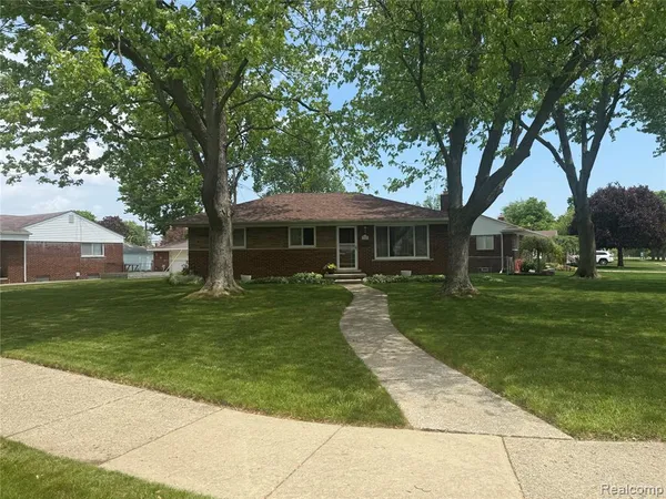 $169,900 | 2555 Longmeadow Drive, Trenton, MI 48183