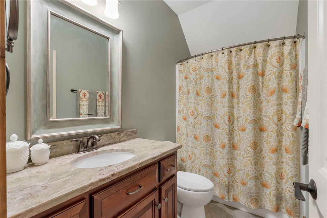 511 Palmer Way Sunset, SC 29685 - Photo 27 of 50 Second Level ensuite bathroom with granite countertops