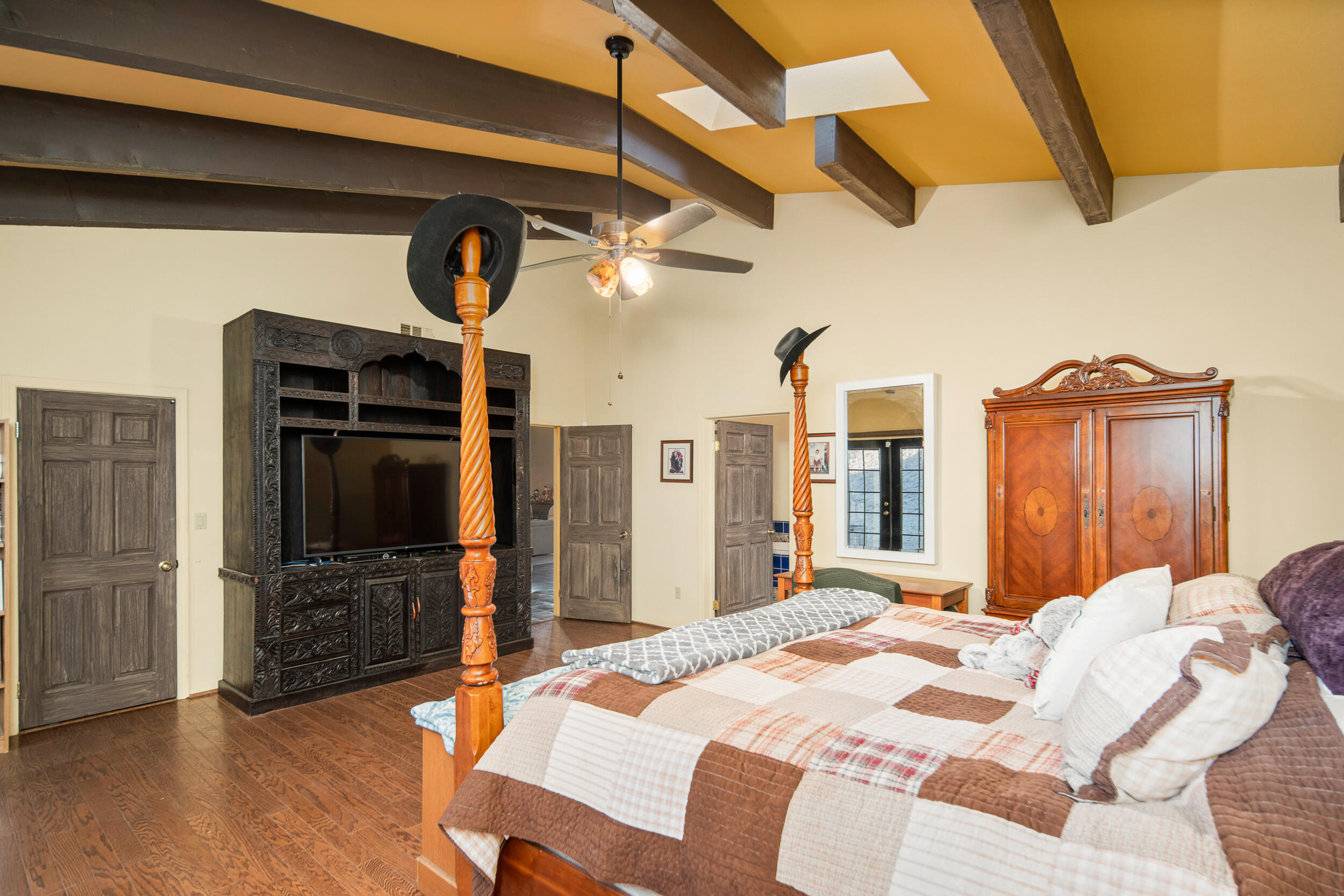 20718 Darsy Road Tehachapi, CA 93561 - Photo 27 of 64 a bed room with a bed and a television