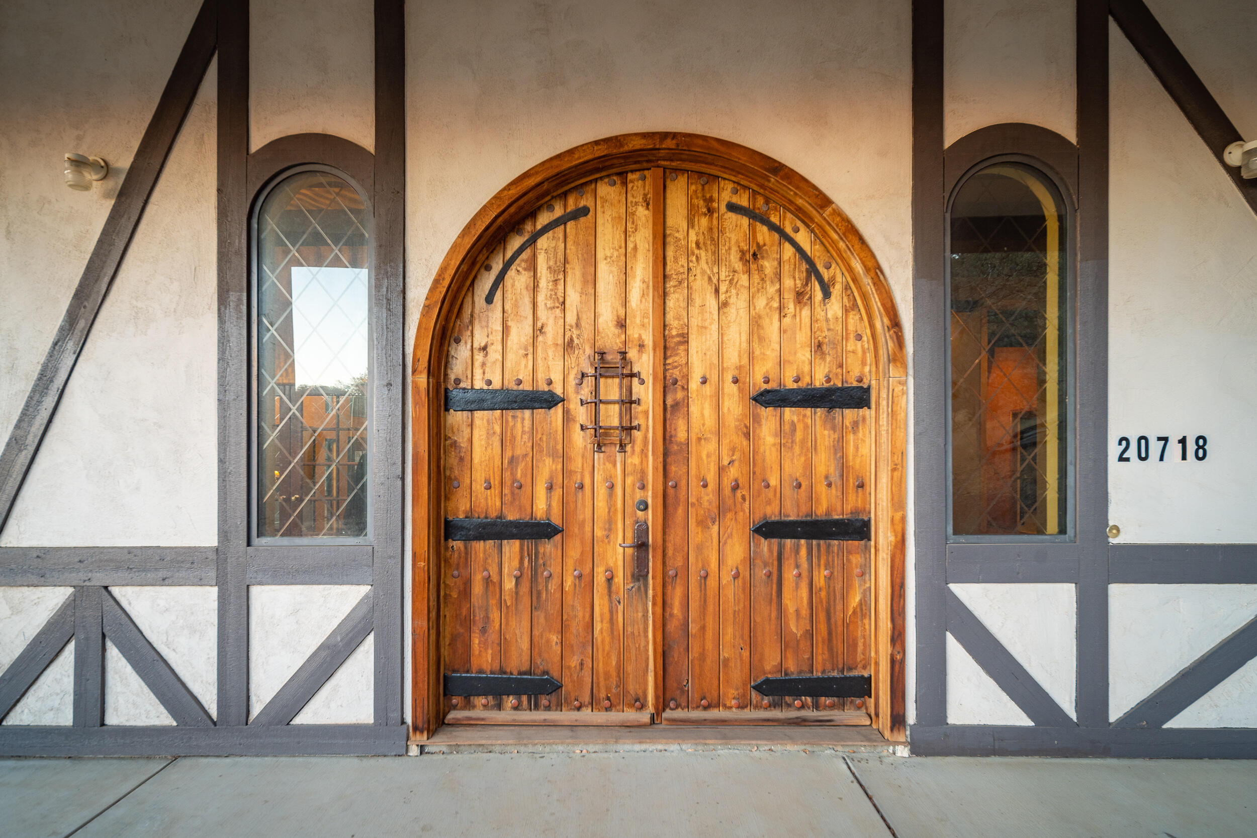 20718 Darsy Road Tehachapi, CA 93561 - Photo 46 of 64 a front view of a house with a garden