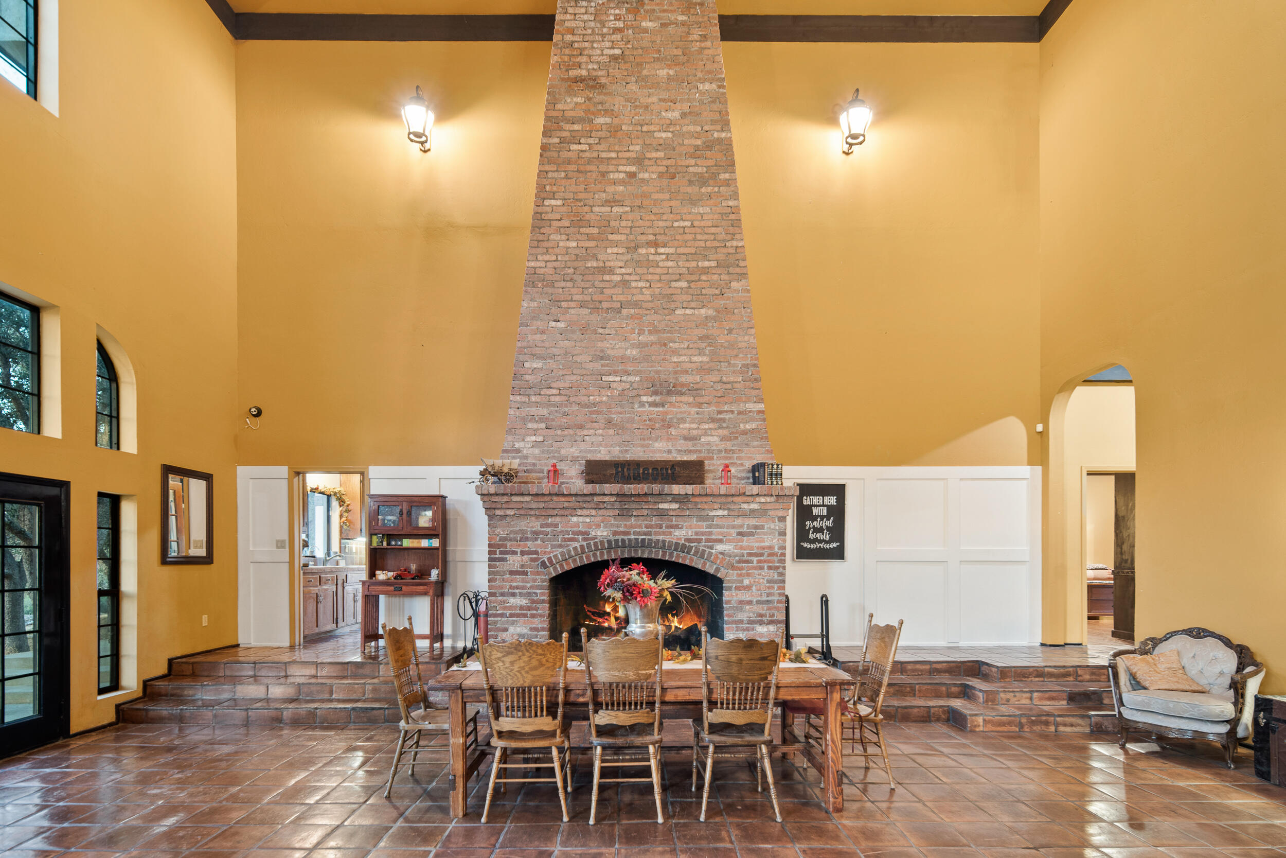20718 Darsy Road Tehachapi, CA 93561 - Photo 10 of 64 a view of a balcony with a table and chairs