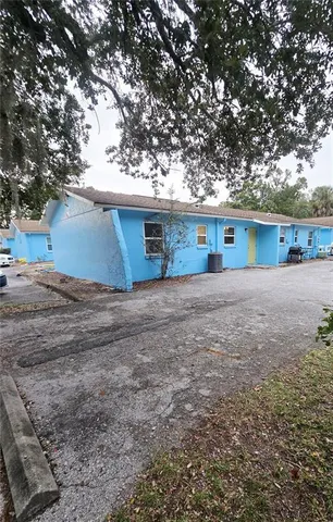 a view of a house with a backyard