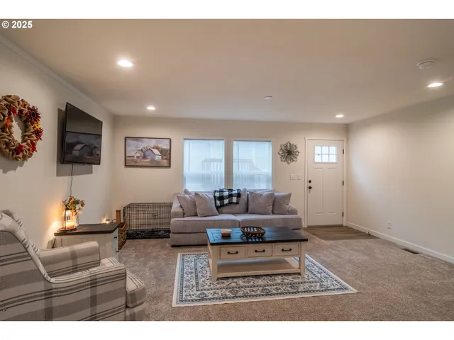 $330,000 | 408 Whipple Avenue, Drain, OR 97435