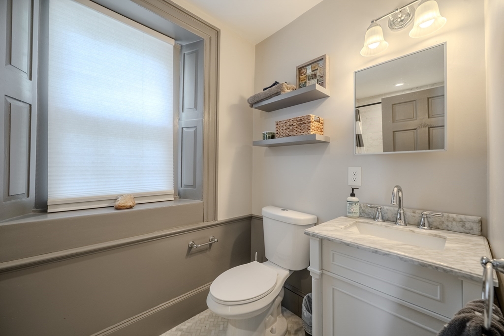 8 Williams Street, Unit E1 Salem, MA 01970 - Photo 18 of 30 a bathroom with a toilet a sink and a mirror