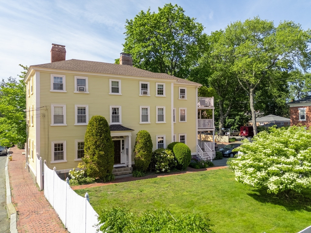 8 Williams Street, Unit E1 Salem, MA 01970 - Photo 25 of 30 a front view of a house with garden