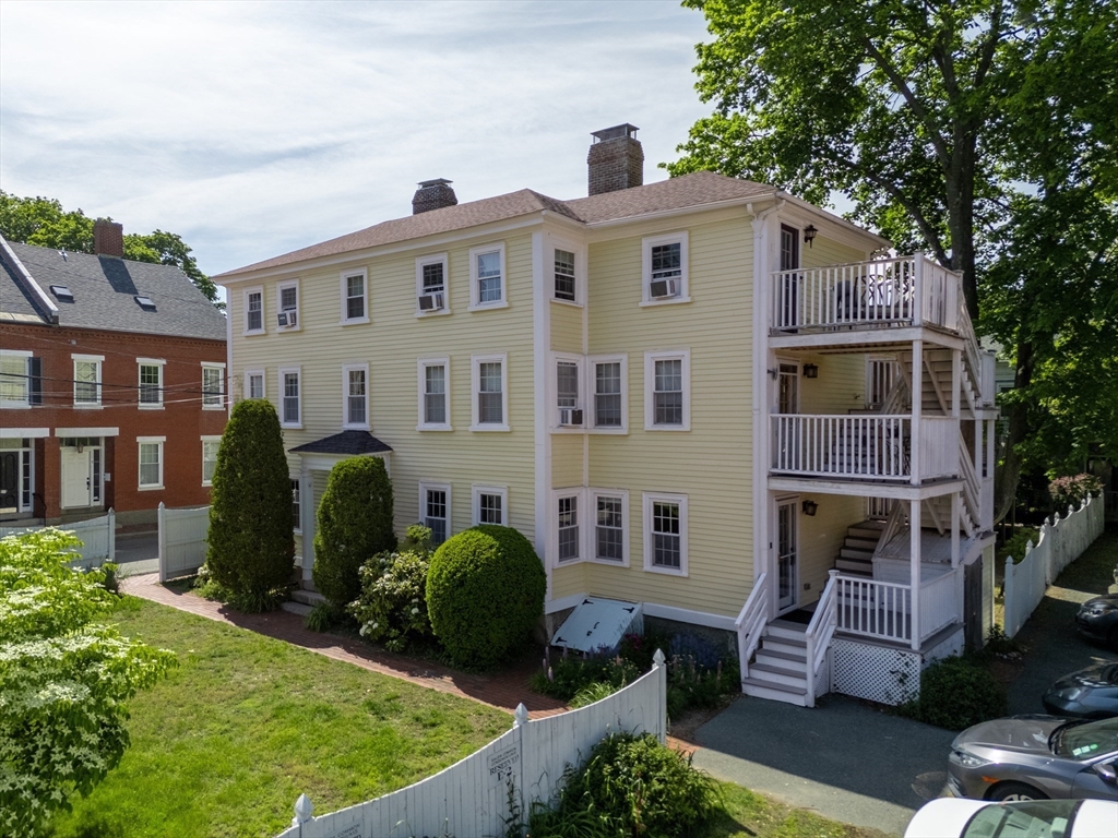 8 Williams Street, Unit E1 Salem, MA 01970 - Photo 26 of 30 a front view of a house with garden