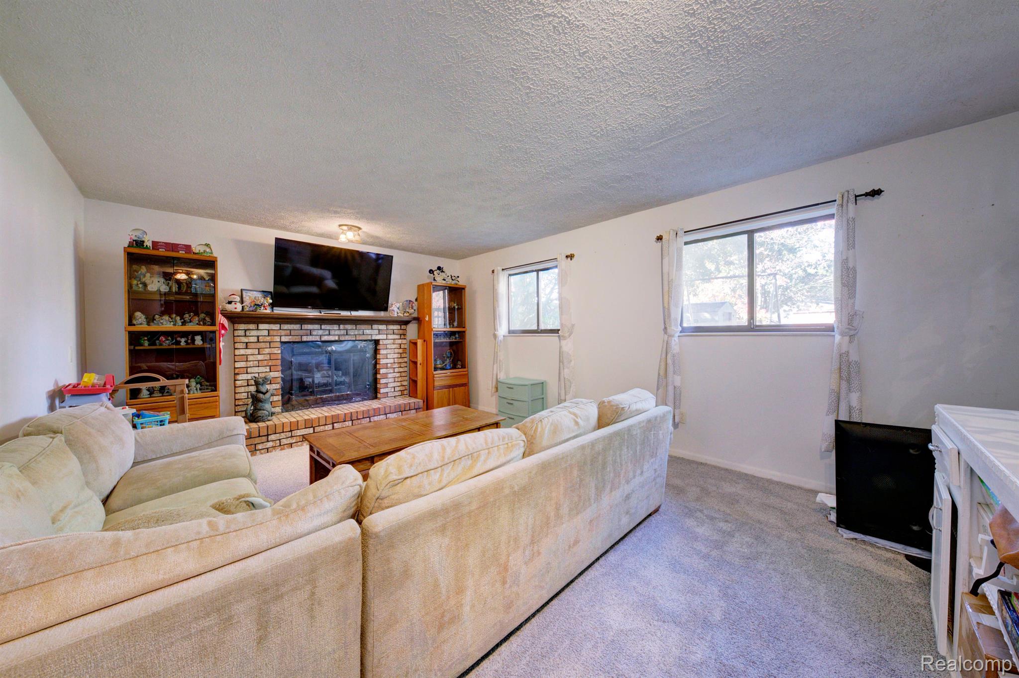 6154 Clarkston Road Clarkston, MI 48346 - Photo 26 of 73 GREAT ROOM