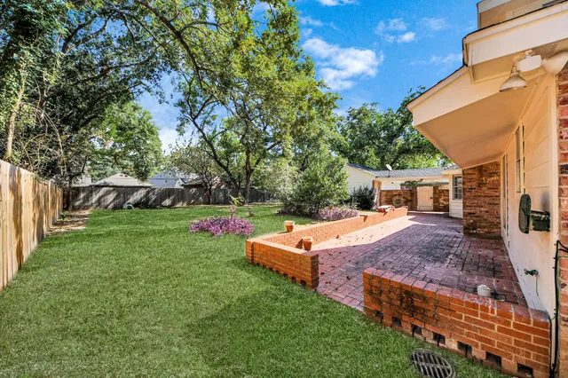 a view of a house with backyard
