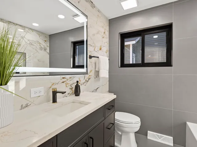 $550,000 | 5625 West Leland Avenue, Chicago, IL 60630