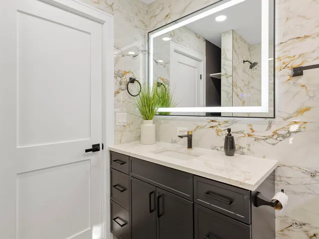 $550,000 | 5625 West Leland Avenue, Chicago, IL 60630